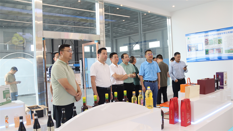 河南省供銷(xiāo)社到棉麻集團(tuán)龍泉農(nóng)產(chǎn)品集采集配中心調(diào)研