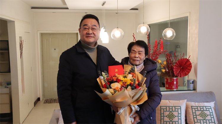 集團公司領導看望慰問老同志